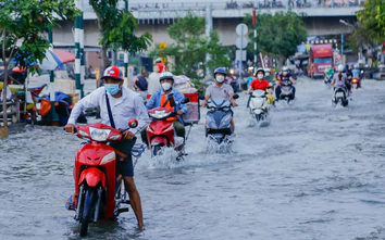 Triều cường dâng cao, nhiều tuyến đường phía Nam TP.HCM ngập sâu