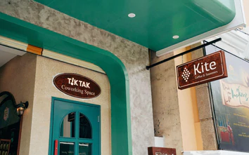 Tìm về cổ điển giữa những tấp nập tại Kite Coffee & Souvenirs