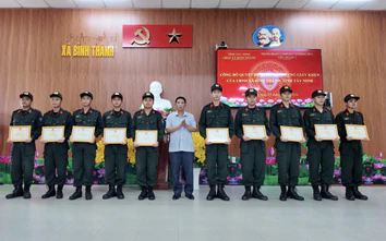 Cảnh sát cơ động góp sức làm đường, sửa cầu, chỉnh trang trường học vùng biên Tây Ninh