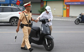 Hà Nội: Nhiều phụ huynh đi xe máy chở 3, học sinh không đội mũ bảo hiểm bị CSGT xử lý