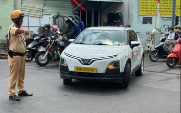 TP.HCM: Xử phạt hàng chục phương tiện vi phạm hành lang an toàn đường sắt