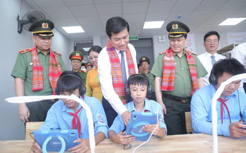 Thứ trưởng Nguyễn Tường Văn trải nghiệm thư viện điện tử cùng học sinh ở Nghệ An