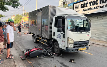 Hai xe máy va chạm, người đàn ông ngã ra đường bị xe tải cán tử vong