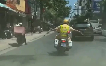CSGT Khánh Hòa dùng xe chuyên dụng dẫn đường, hỗ trợ du khách nước ngoài đi cấp cứu