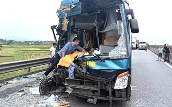 Xe khách va chạm xe đầu kéo trên cao tốc qua Hà Tĩnh, 5 người bị thương, giao thông ùn tắc