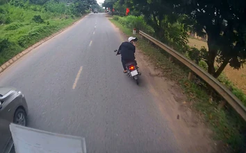 Bị xe máy tạt đầu, ô tô tăng tốc đuổi theo hơn 80 km/h