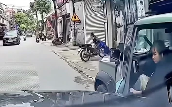 Cửa xe bất ngờ bật mở, ôtô phía sau lãnh cú va chạm