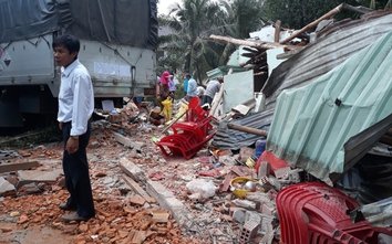 Ô tô mất lái, đâm sập nhà dân khiến 3 người bị thương