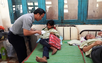 Ông Khuất Việt Hùng đến thăm các nạn nhân vụ TNGT ở Gia Lai