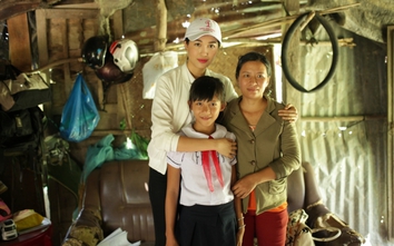 Á hậu Lệ Hằng trao nhà cho người phụ nữ từng bị thiêu sống