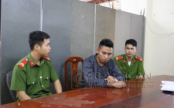 Xe sơmi rơmooc chở chiếc máy xúc nhét 198 bánh heroin bên hông