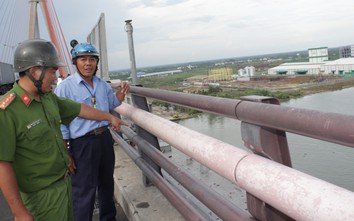 Cảnh sát kịp thời can ngăn một phụ nữ định nhảy cầu Cần Thơ