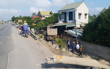 Xe đầu kéo mất lái đâm sập nhà dân, chủ nhà nhập viện