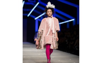 Tuần lễ thời trang Quốc tế: Sàn diễn kín đồ ứng dụng