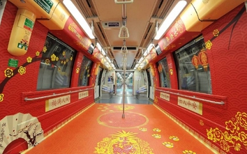 Tàu điện, xe bus rực rỡ sắc đỏ, mừng Tết Mậu Tuất 2018
