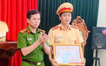 Khen thưởng CSGT cởi áo cầm máu cho người bị TNGT