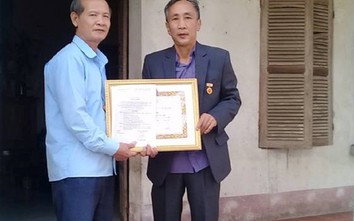 Tử tù oan Hàn Đức Long nhận huy hiệu 30 năm tuổi Đảng