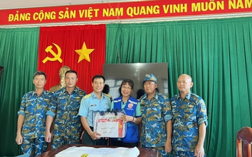 Báo Xây dựng trao tặng ấn phẩm và sách tới các đảo thuộc quần đảo Trường Sa