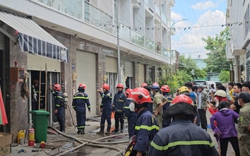Cháy lớn nhà 4 tầng ở TPHCM, 3 người leo lên sân thượng thoát nạn