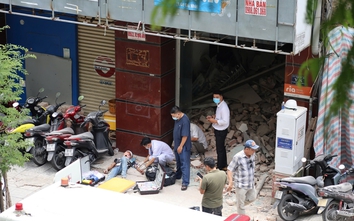 Sập sàn tòa nhà ở trung tâm TPHCM, một công nhân bị mảng bê tông đè trúng