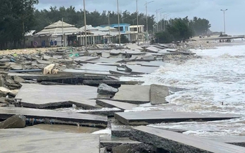 Thừa Thiên – Huế: Hàng trăm nhà dân bị tốc mái, bờ biển tiếp tục sạt lở sau bão số 6