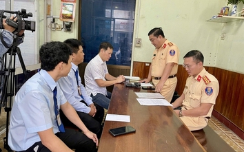 Trao tặng giấy khen cho lái xe Công ty TNHH Kinh doanh vận tải Sơn Tùng trong tham gia phá đường dây vận chuyển ma túy