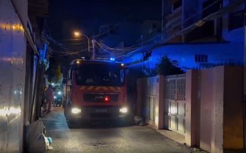 Cháy nhà 4 tầng ở TPHCM, cảnh sát bắc thang giải cứu 2 người trên sân thượng