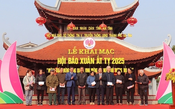 Phóng viên Báo Xây dựng thường trú Hà Tĩnh trao 10 suất quà cho người nghèo tại Hội Báo Xuân