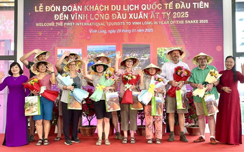 Vĩnh Long: Hân hoan chào đón đoàn du khách quốc tế “xông đất”