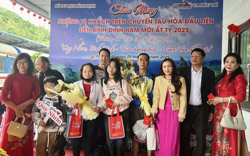 Chào đón những vị khách đầu tiên “xông đất” Bình Định trên chuyến tàu hoả đầu năm Ất Tỵ