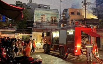 Nửa đêm, lửa bao trùm căn nhà 2 tầng trong hẻm ở TPHCM