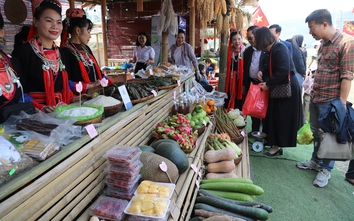 Hội làng dưới chân núi Yên Tử