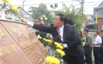 Trưởng Ban Tuyên giáo và Dân vận Trung ương dâng hương Tượng đài Chiến thắng Núi Bà