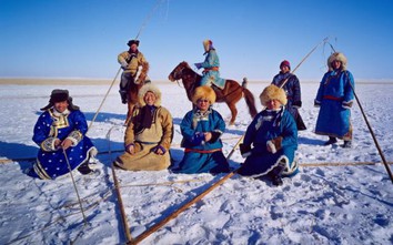 Cuộc sống trên thảo nguyên -30 độ, người và gia súc quây quần sưởi ấm