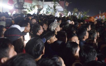 Video du khách chen lấn, xô đẩy trong đêm tại chợ Viềng