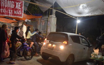 "Chặt chém" ở chợ Viềng, gửi xe vào chợ mất ngay tạ thóc