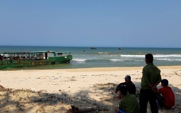 Tàu vỏ thép chở dàn thiết bị nạo vét “khủng” bị sóng đánh dạt vào bờ biển