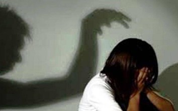 Dùng hung khí ép thiếu nữ vào cánh đồng vắng hãm hiếp