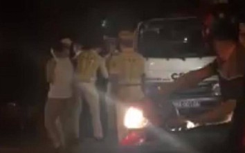 Xưng "thiếu tá quân đội" cản trở CSGT tạm giữ phương tiện của “ma men”
