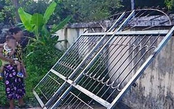 Chơi trước cổng nhà, cháu bé 3 tuổi bị cửa sắt đè tử vong