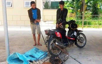 Bị vây bắt, 2 "cẩu tặc" dùng kiếm chống trả công an