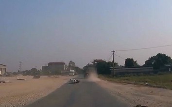 Video: Quyết đua tốc độ với xe tải, "ninja lead" suýt mất mạng