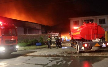 Công ty bánh kẹo rộng hàng ngàn mét vuông tại Bình Dương bị thiêu rụi