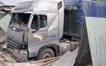 Xe đầu kéo đâm sập nhà có 3 người ở trong