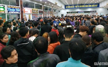 "Biển người" chen chân mua vé xe Tết từ 3 giờ sáng ở Đà Nẵng