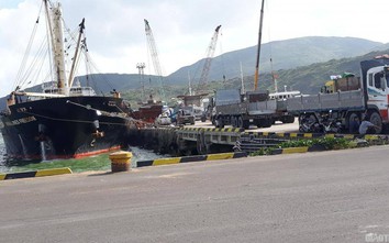 Công nhân cảng Quy Nhơn lãn công, yêu cầu thưởng lương tháng 13