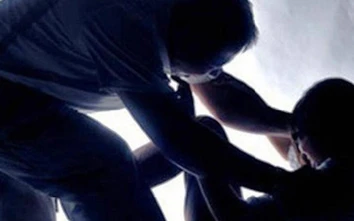 “Yêu” bé gái 13 tuổi sau nhà tắm, thanh niên 9X bị gia đình bắt giữ