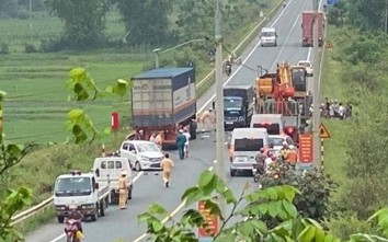 Container lấn làn, "ủi" 4 xe chạy ngược chiều khiến nhiều người nhập viện