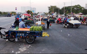 TP.HCM chưa hết "đau đầu" vì vấn nạn bán hàng rong, rải đinh trên Quốc lộ 1