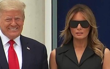 Video: Bà Melania Trump phản ứng trước đề nghị cười của chồng